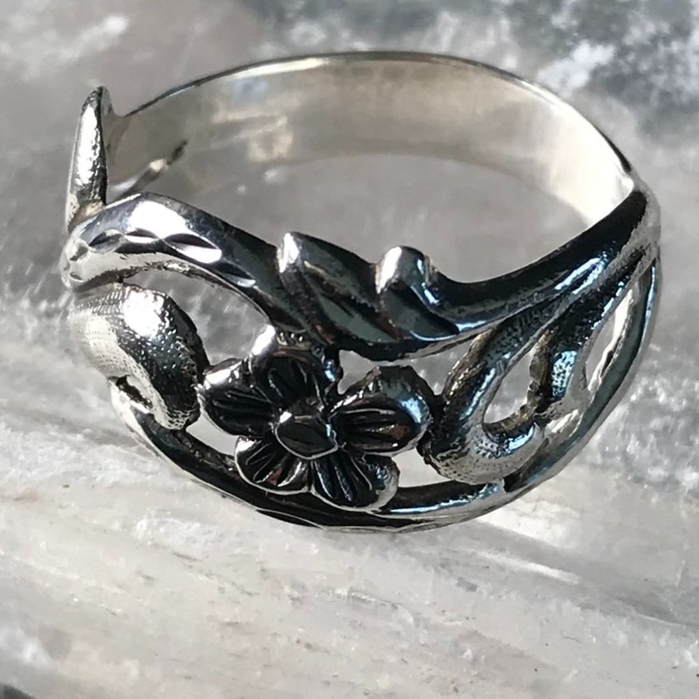 Vintage - Rare Floral Ring Band Silver made in Italy  Size 8